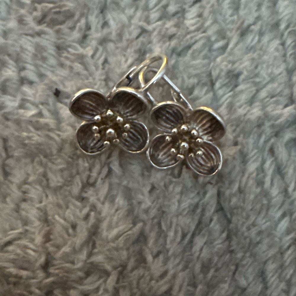 GUC dainty flower .925 silver earrings
